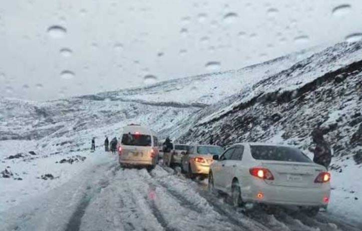 Tourists flock to KP as snowfall blankets scenic spots