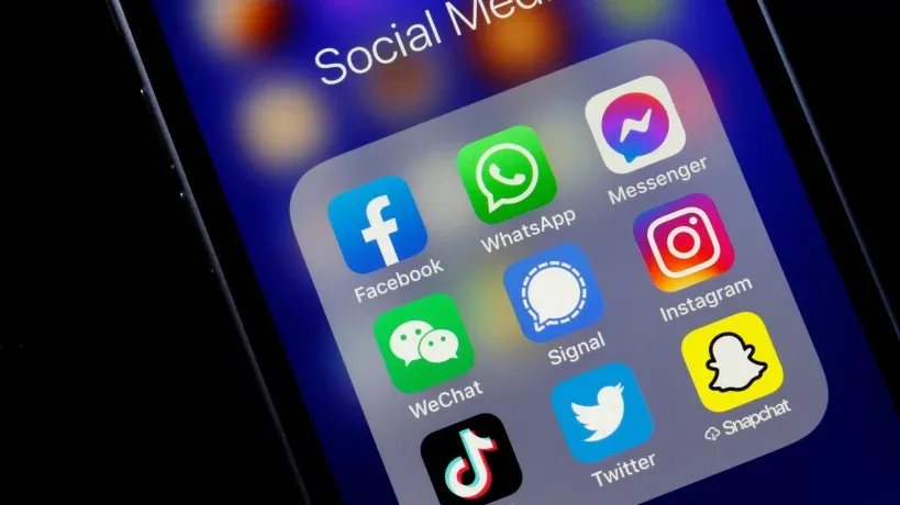 Federal govt bans social media use for employees without permission