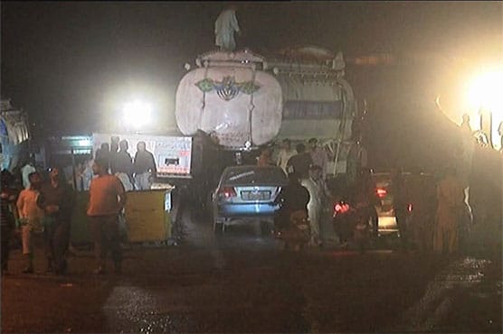 Edible Oil Spill Chaos in Karachi as Tanker Overturns Near Vita Chowrangi