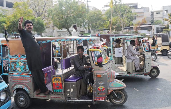 SHC Orders to remove illegal vendors, rickshaw stands from Roads, Commercial Plots in Karachi