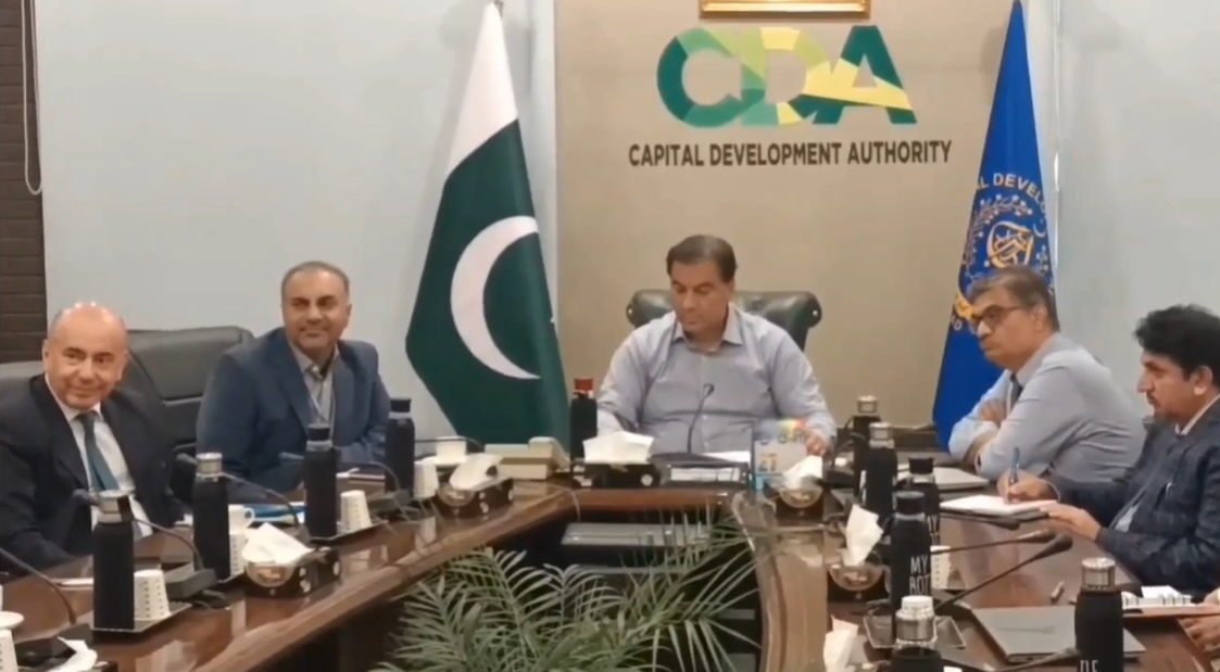 چیئرمین سی ڈی اے، چیف کمشنر اسلام آباد اور ڈی جی سول ڈیفنس محمد علی رندھاوا سے ایشیائی ترقیاتی بینک (اے ڈی بی) کے منیلا سے آئے ایک اعلیٰ سطحی وفد نے سی ڈی اے ہیڈکوارٹرز میں ملاقات