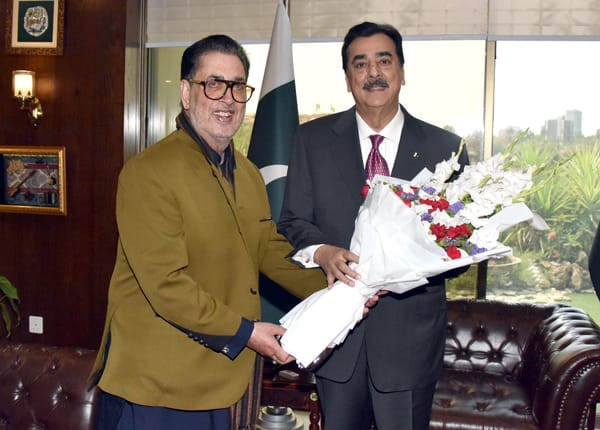 چیئرمین سینیٹ سید یوسف رضا گیلانی سے گورنر گلگت بلتستان سید مہدی شاہ کی پارلیمنٹ ہاؤس میں ملاقات