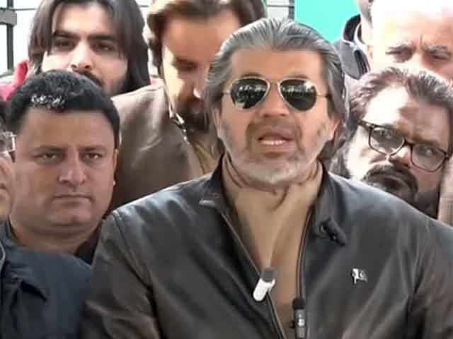 علی محمد خان کی اڈیالہ جیل کے باہر گفتگو