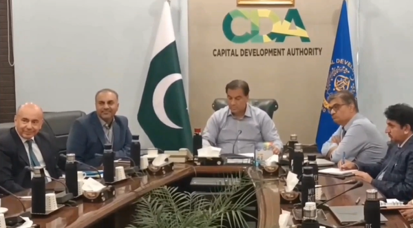 چیئرمین سی ڈی اے، چیف کمشنر اسلام آباد اور ڈی جی سول ڈیفنس محمد علی رندھاوا سے ایشیائی ترقیاتی بینک (اے ڈی بی) کے منیلا سے آئے ایک اعلیٰ سطحی وفد نے سی ڈی اے ہیڈکوارٹرز میں ملاقات
